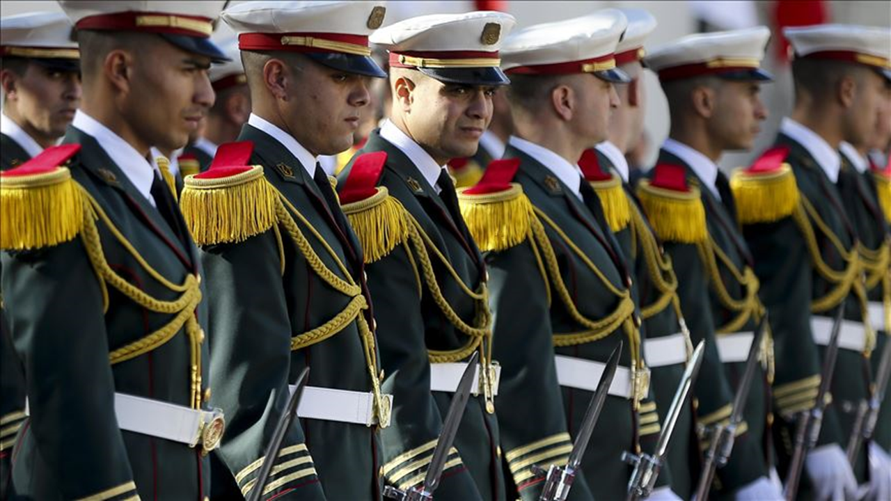 Cezayir’de bir ilk: Askeri personel sivil görevlere atanabilecek