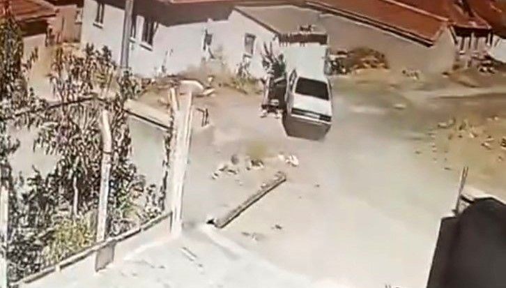 seyir halindeki aracta yilan panigi 1LfQvppQ