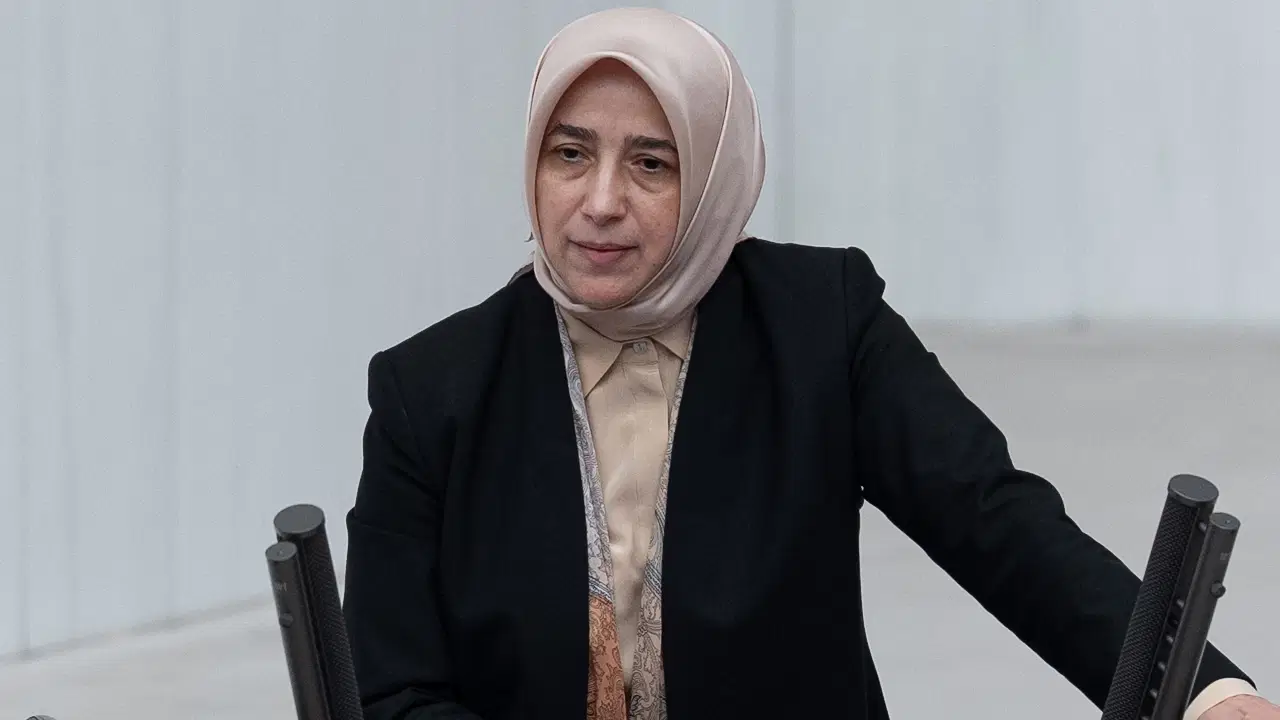 akpli ozlem zenginden mecliste ilginc talep holokost filmleri yasaklansin 6Gm8ZMa3