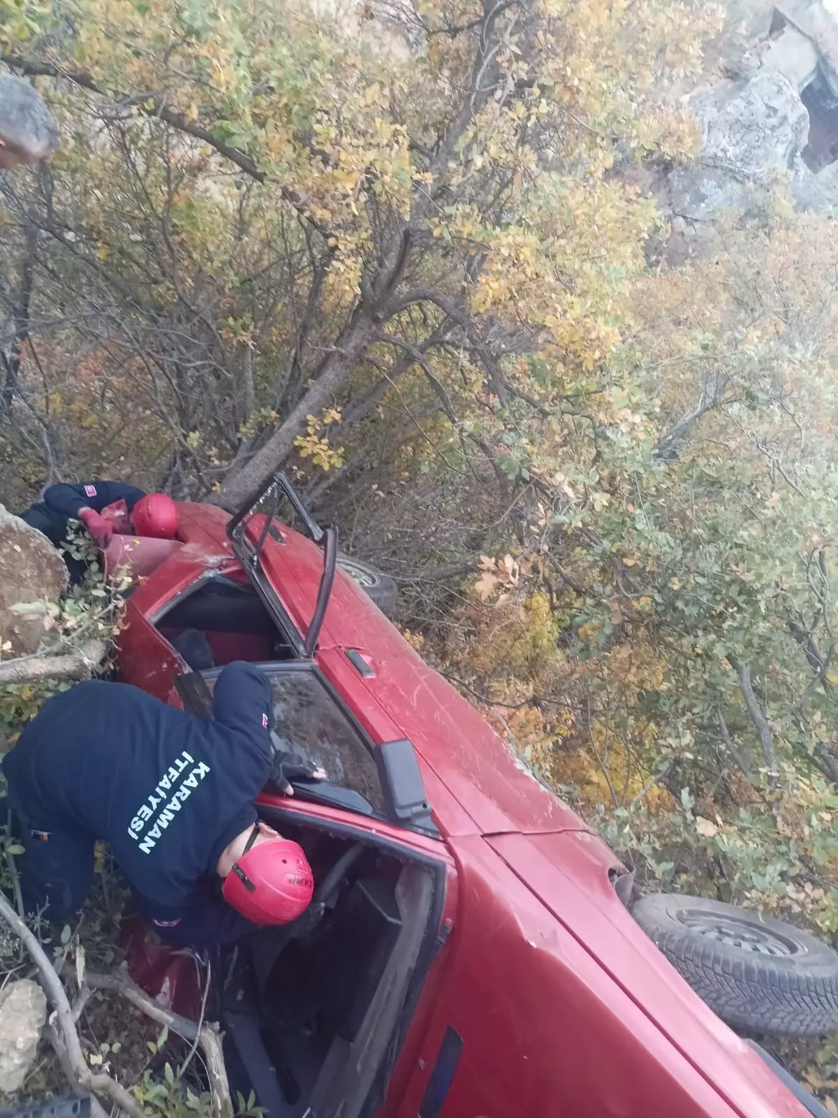 karamanda otomobil sarampole devrildi 3 yarali bjiKlDOm.jpg