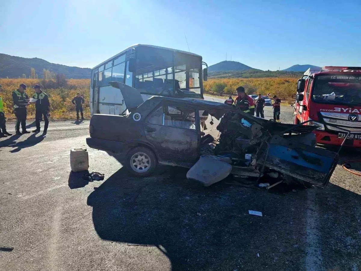 mersinde tarim iscilerini tasiyan midibus ile otomobil carpisti 3 olu 12 yarali ji975KSS.jpg