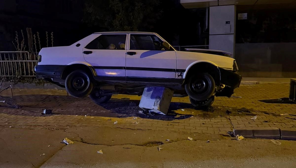 nigdede otomobil trafoya cikti Oyap6FNu.jpg