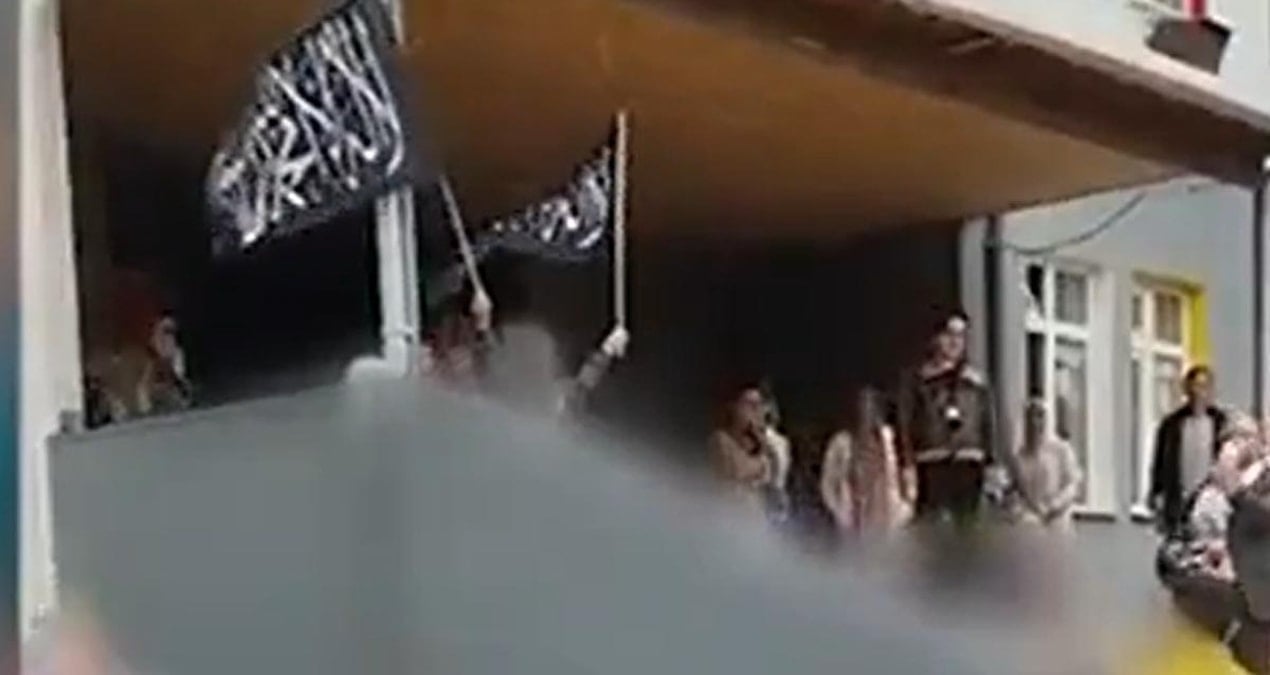 okullardaki filistin etkinliklerinde bir cocuga tevhid bayragi tasitildi p4X9I5pc