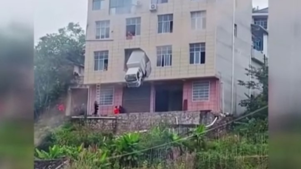 cinde kontrolden cikan kamyon bina duvarini asti uslVJuRQ.jpg