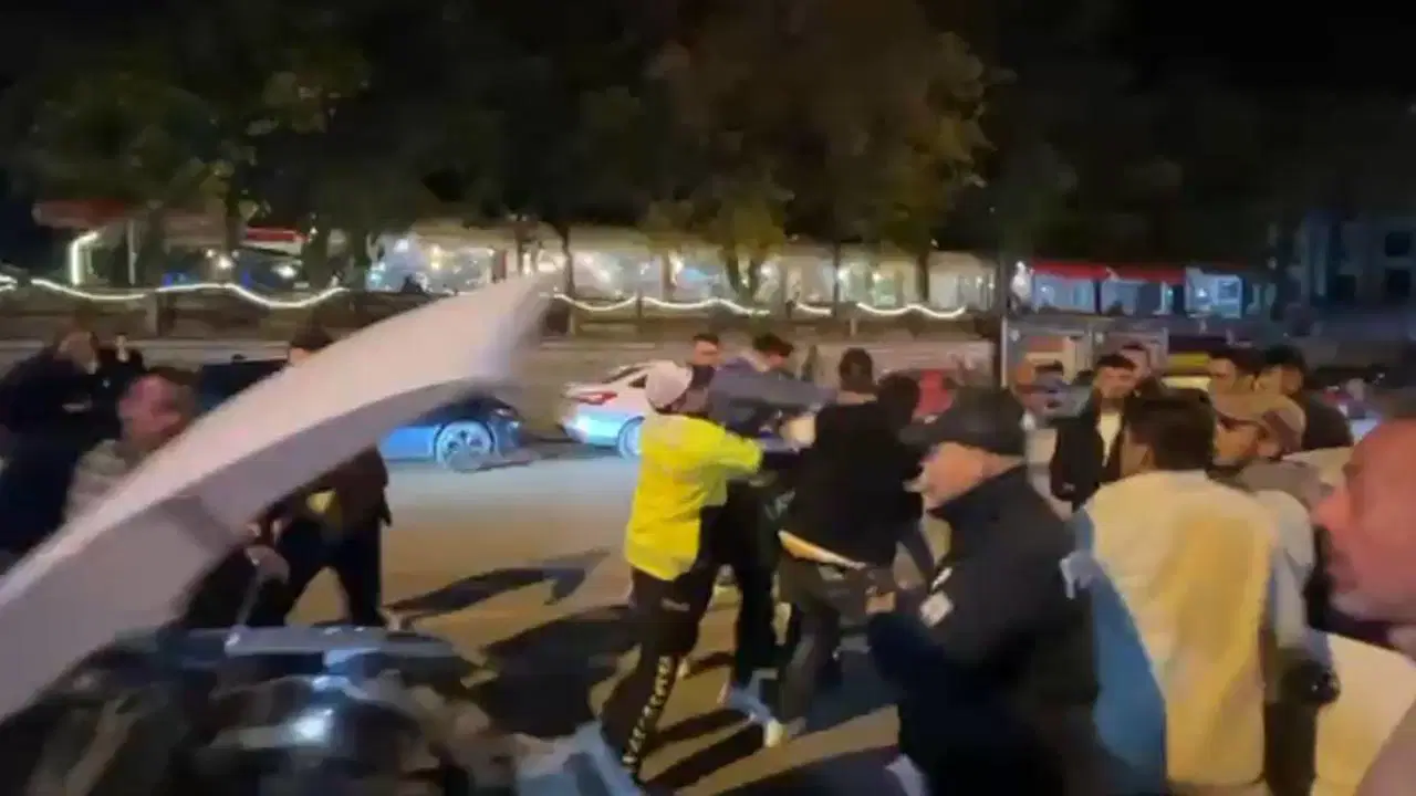 kaza sonrasi tekme ve yumruklar havada ucustu 6zmSRIAB.jpg