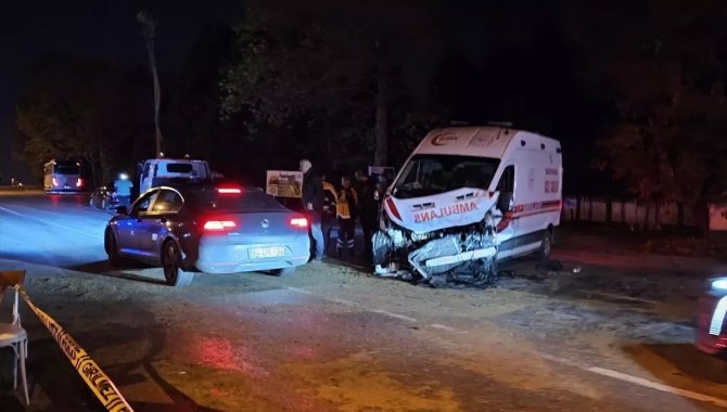 İstanbul’da ambulans ile cip kafa kafaya çarpıştı: 2 sağlık personeli yaralı