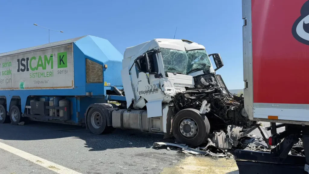 Çatalca’da Zincirleme Trafik Kazası: TIR Şoförü Ağır Yaralandı