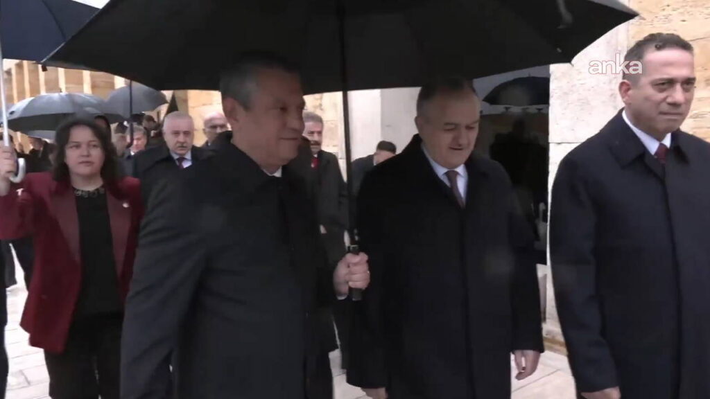 CHP Lideri Özgür Özel ve MHP’li Erkan Akçay Anıtkabir’de Buluştu