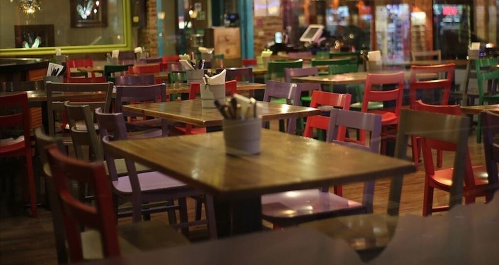 Kafelerde Masaları Birleştirmek İçin Harcama Zorunluluğu Tepkilere Neden Oldu