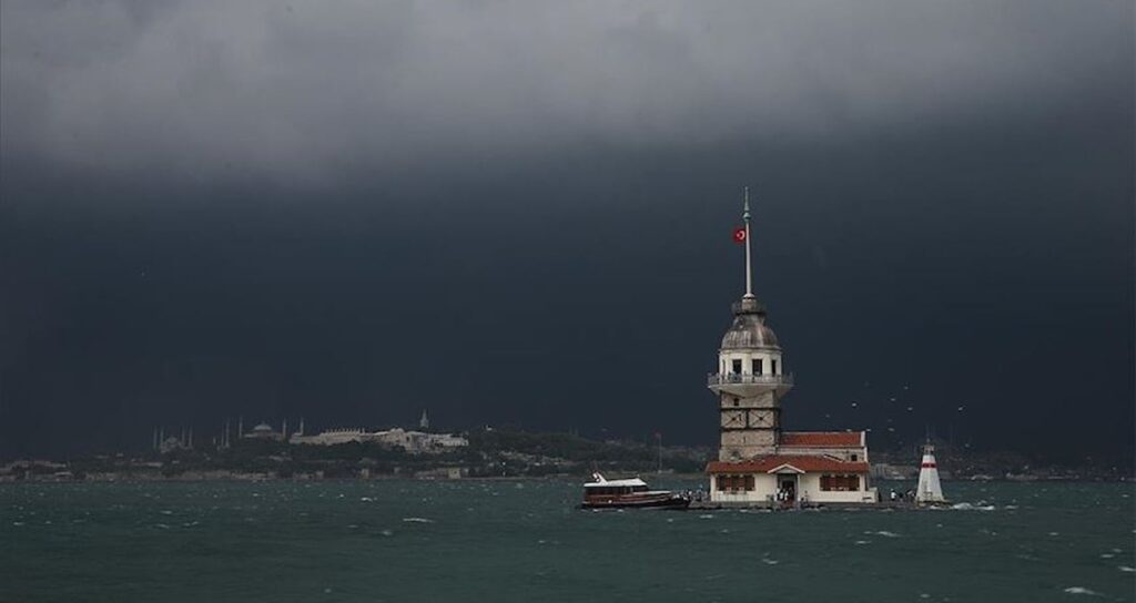 İstanbul’da Saatlerce Sürecek Yağışlar Başladı; Meteoroloji ve Yetkililerden Uyarılar