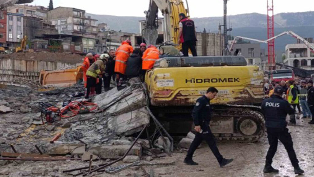 Kahramanmaraş’ta Otopark Yıkımı Sırasında Göçük: Bir Operatör Yaralandı