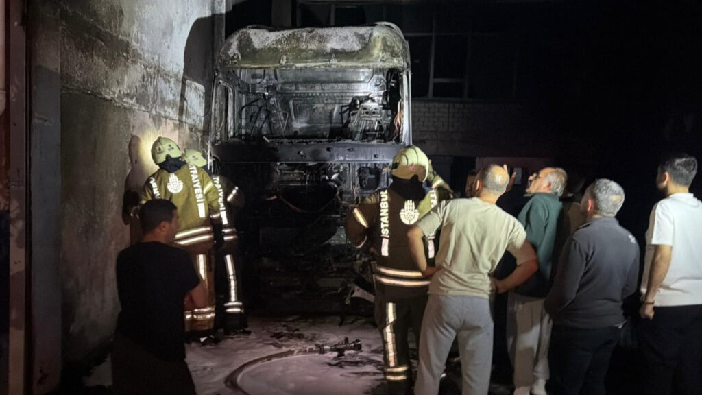 Başakşehir’de Yangın Paniği! Tırdan İş Yerine Sıçrayan Alevler Kontrol Altına Alındı