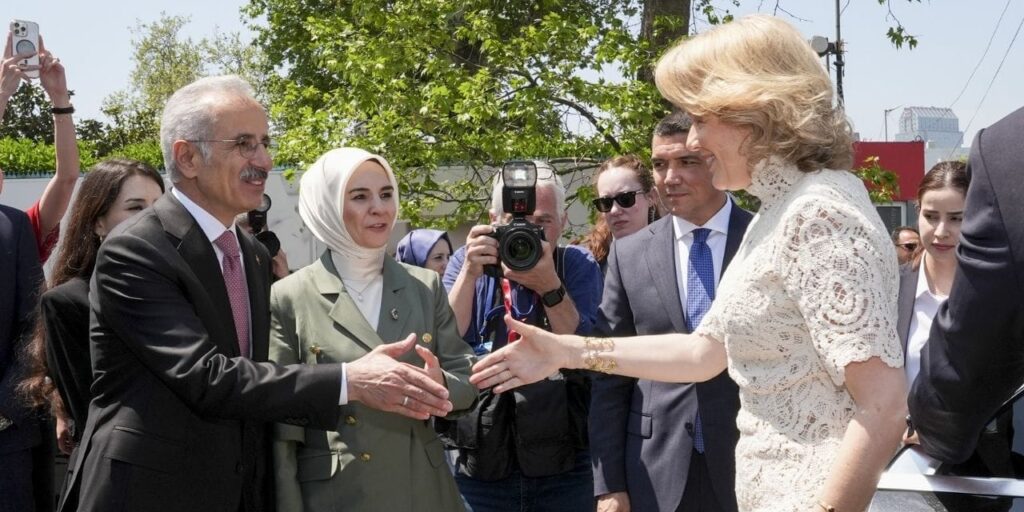 Belçika Kraliçesi Mathilde, Türkiye’de Deniz Müzesi’ni Ziyaret Etti