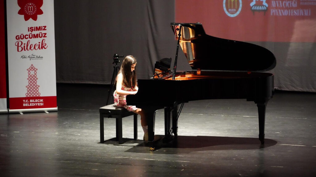 Bilecik’te Genç Piyanistlerin Yetenekleri Parladı: 2. Uluslararası Ayva Çiçeği Piyano Festivali