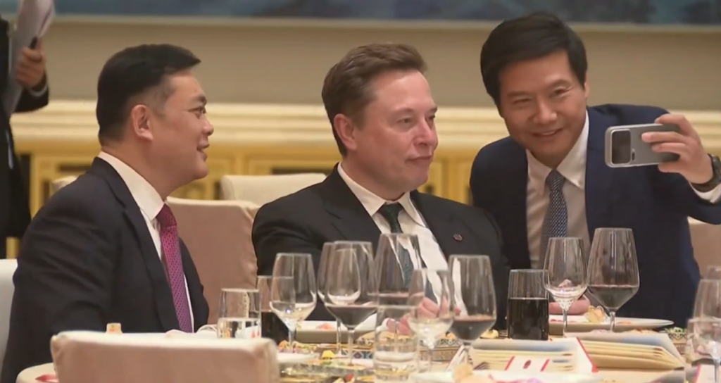 Elon Musk ile Selfie Çeken Şaşırtan İsim: Xiaomi’nin CEO’su Lei Jun