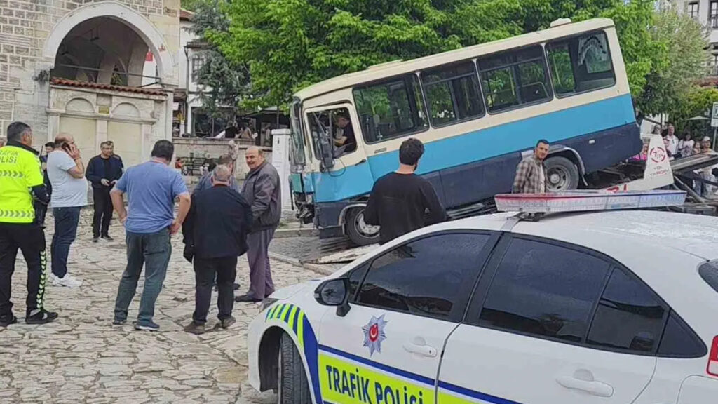 Fren Arızasıyla Kontrolden Çıkan Dolmuş, Tarihi Hamama Çarptı