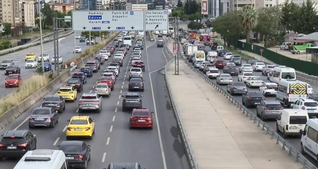 İstanbul’da Pazartesi Sabahı Trafik Yoğunluğu %51’e Ulaştı