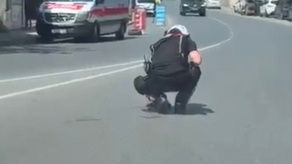 İzmir’de Trafik Durdu: Polislerin Yavru Kedi İçin Gösterdiği Duyarlılık Takdir Topladı