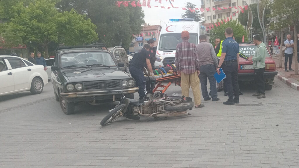 Kütahya’da Motosiklet ve Otomobil Çarpıştı: İki Kardeş Yaralandı