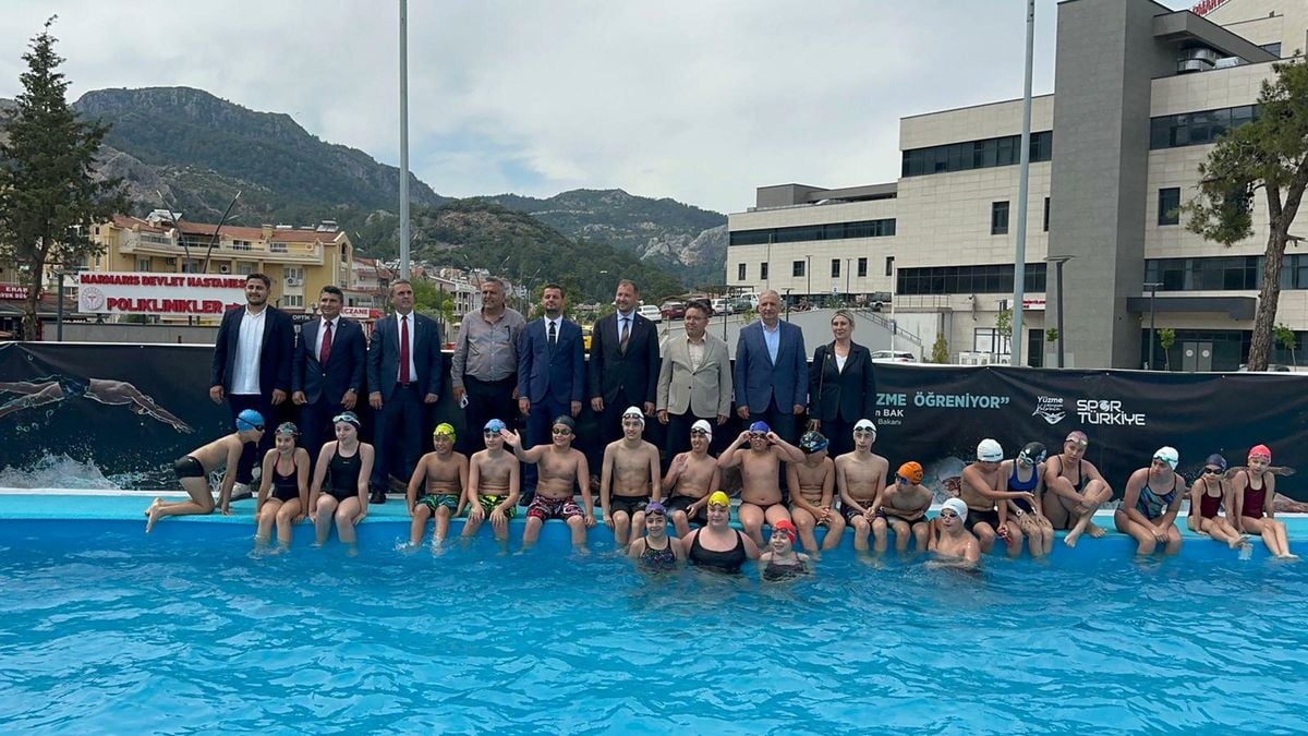Marmaris’te Sporcular İçin Yeni Portatif Yüzme Havuzu Açıldı