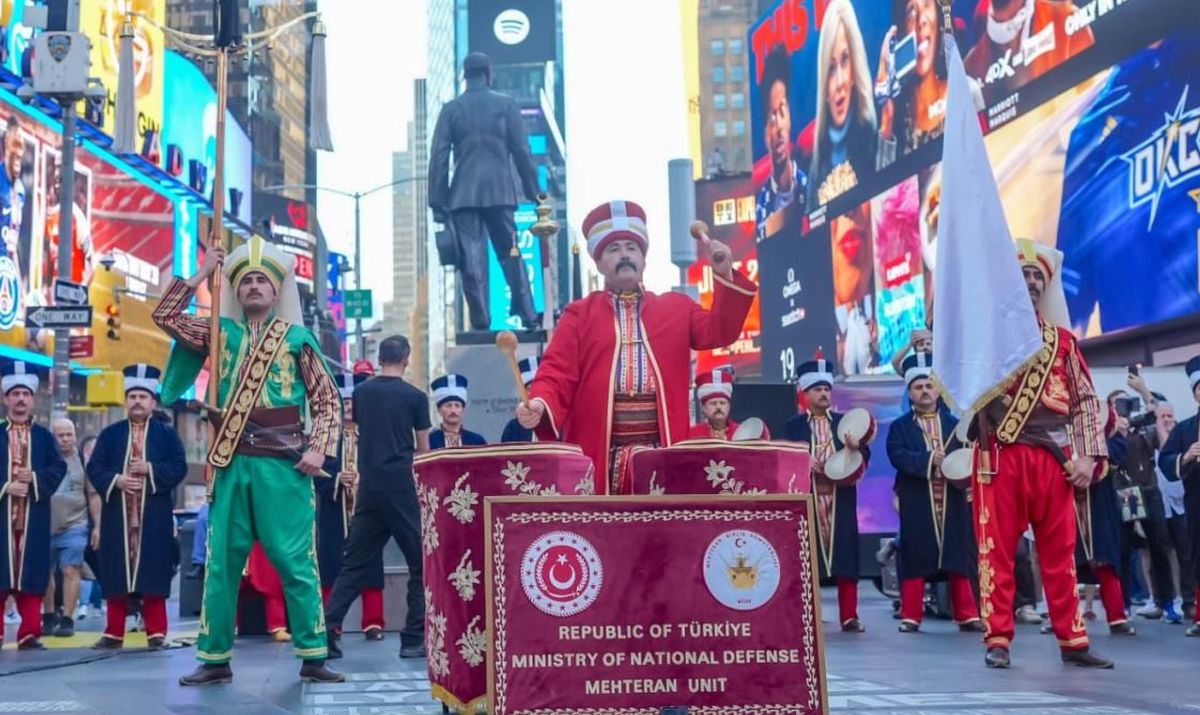 Mehteran Birliği, New York’ta Türk Günü Yürüyüşü Kapsamında Muhteşem Bir Performans Sergiledi