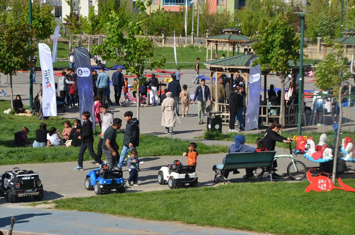 Muş’ta Güneşli Günler Parkları Canlandırdı