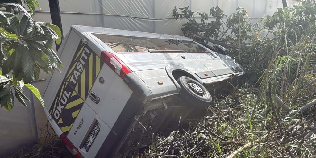 Alanya’da Okul Servisi Devrildi: 6 Öğrenci Yaralandı