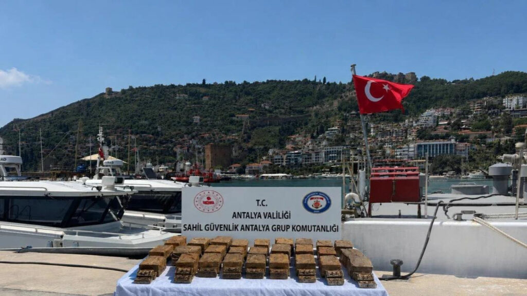 Alanya Kıyısında Ele Geçirilen Paket İçerisinde 40 Kilogram Esrar Bulundu