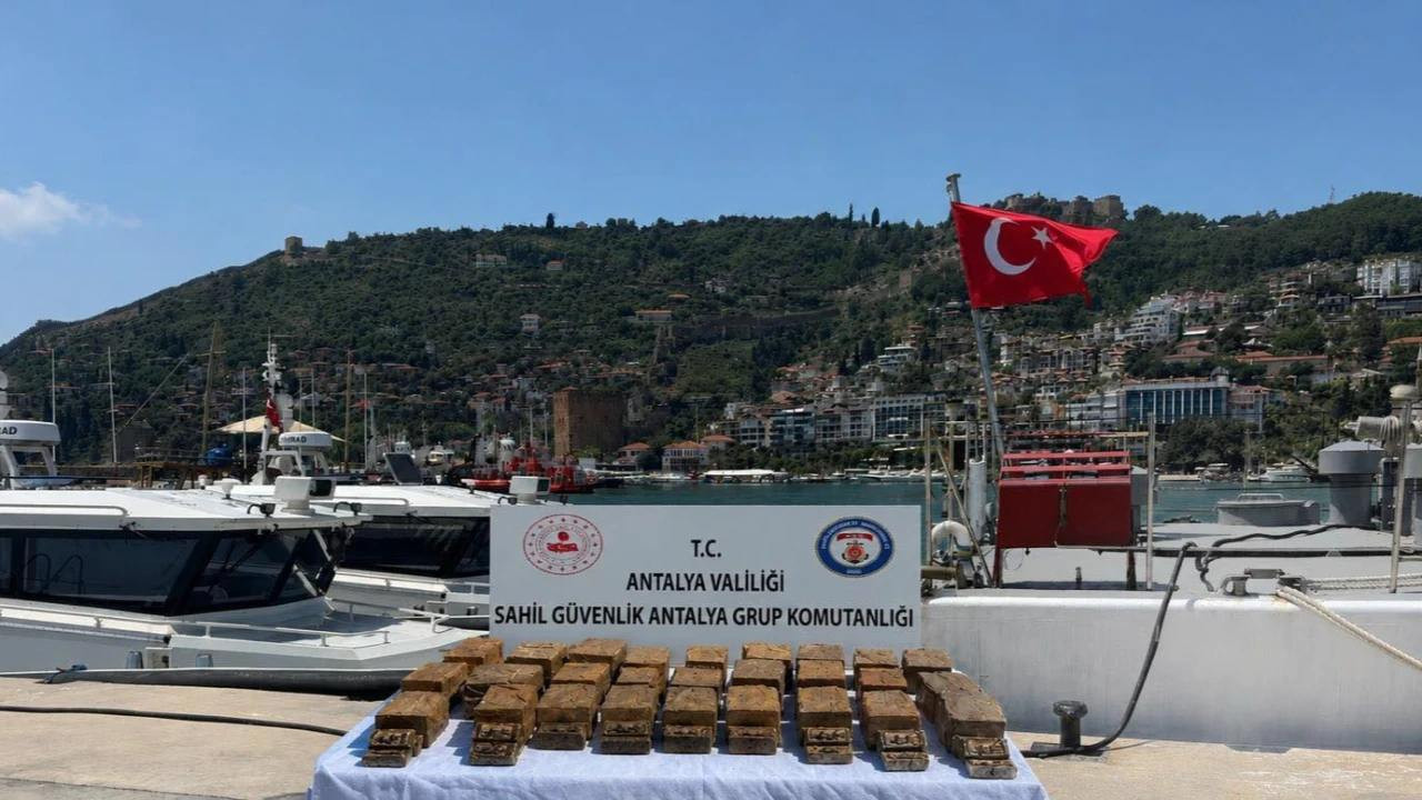 Alanya Kıyısında Ele Geçirilen Paket İçerisinde 40 Kilogram Esrar Bulundu