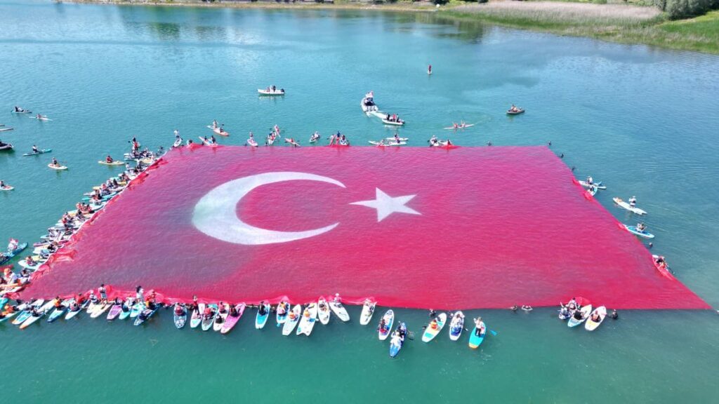 Sapanca Gölü’nde 1923 Metrekarelik Dev Türk Bayrağı Törenle Açıldı