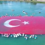 Sapanca Gölü’nde 1923 Metrekarelik Dev Türk Bayrağı Törenle Açıldı