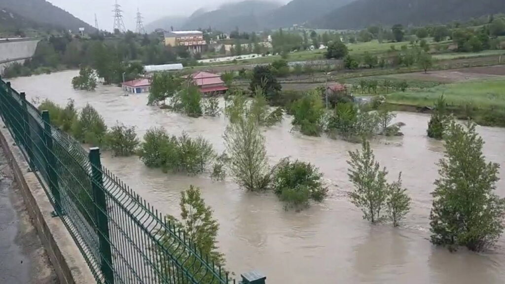 Tokat’ta Sel Felaketi: Kelkit Irmağı Yükseldi, Evler Su Altında Kaldı