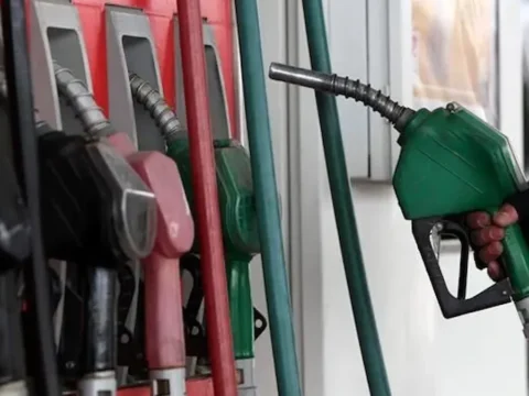 Akaryakita dev zam geldi motorin 80 liranin uzerine cikti QAGWUZUs