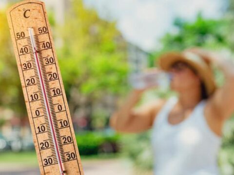 Yaslilar ve cocuklar dikkat sicak havalarda gunde 3 litre su icmek hayat kurtarabilir renNCHVl